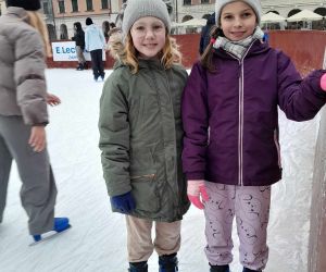 Dwie uczennice stoją na lodowisku