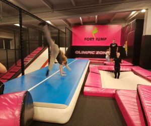 Uczennica wykonuje gwiazdę na materacu