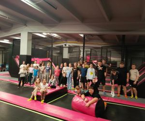 Uczniowie w parku trampolin