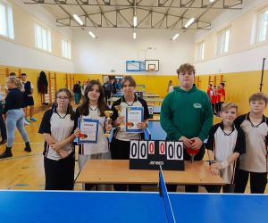 Uczniowie reprezentujący naszą szkołę przy stole tenisowym