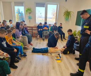 Uczennica przeprowadza masaż serca na fantomie