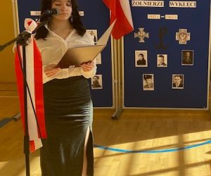 Uczennica stoi przy mikrofonie