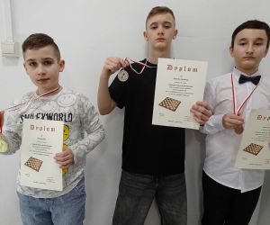 Zwycięzcy w starszej kategorii wiekowej z dyplomami i medalami