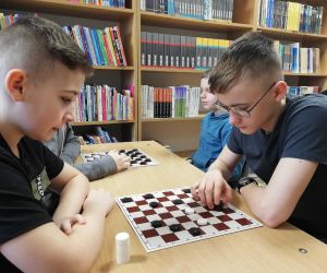 Uczniowie klas starszych podczas rozgrywek warcabowych