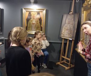 uczniowie słuchają informacji na temat dzieł sztuki