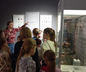 uczniowie oglądają eksponaty
