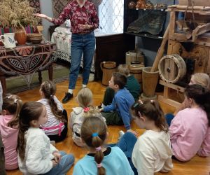 uczniowie słuchają opowieści pani przewodnik