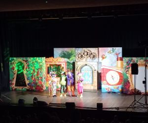 uczniowie oglądają spektakl