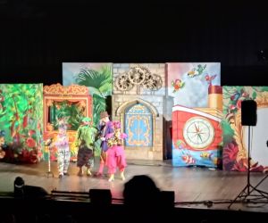 uczniowie podczas oglądania spektaklu