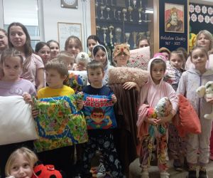 Uczniowie z poduszkami