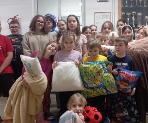 Uczniowie z poduszkami i kocami