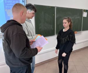 Uczniowie odpowiadają na pytania  o wodzie