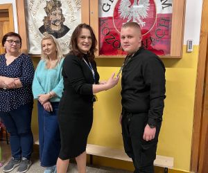 Pani Dyrektor wręcza uczniom symboliczne klucze