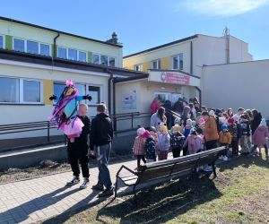 Uczniowie trzymają marzannę