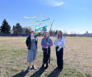 Uczennice trzymają udekorowaną gałązkę