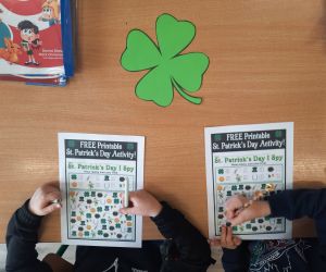 Uczniowie rozwiązują zadania z okazji dnia świętego Patryka
