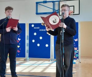 Dwaj chłopcy z klasy ósmej przy mikrofonach