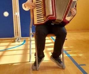 Uczeń klasy szóstej gra na akordeonie