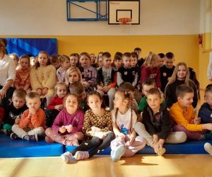 Uczniowie i nauczyciele zgromadzeni na widowni