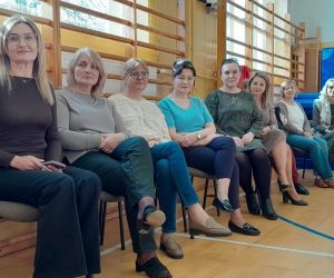 Pani Dyrektor i panie nauczycielki oglądają występ uczniów