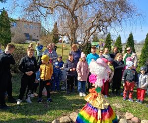 Uczniowie szkoły wokół Marzanny