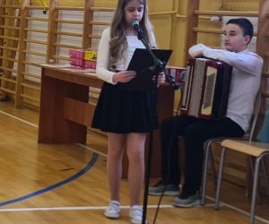 Uczennica zapowiada przebieg imprezy