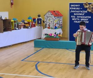 Uczeń klasy szóstej gra na akordeonie