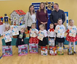Laureaci konkursu z panem inspektorem oświaty, panią dyrektor szkoły oraz wychowawczynią młodszej grupy przedszkolnej