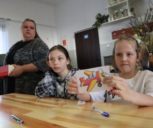 Na zdjęciu widoczne są dwie dziewczynki i kobieta.