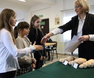 Na zdjęciu widoczna jest pani dyrektor wręczająca dyplomy i nagrody.