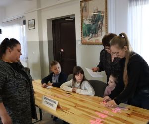 Na zdjęciu widoczna jest komisja konkursowa sprawdzająca poprawność wykonanych zadań.