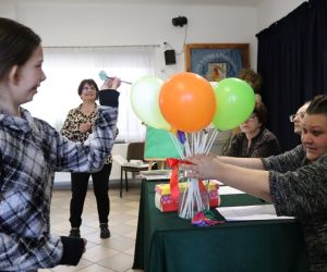 Na zdjęciu widoczna jest dziewczynka przebijająca balon.