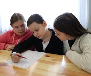 Na zdjęciu widoczne są dzieci rozwiązujące zadania.