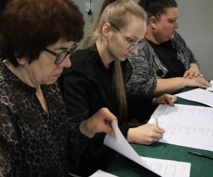 Na zdjęciu widoczne są trzy czytające kobiety.