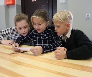 Na zdjęciu znajdują się dzieci rozwiązujące zadania.