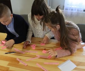 Na zdjęciu widoczne są dzieci rozwiązujące zadania.