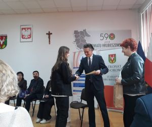 Uczennica otrzymuje nagrodę za udział w konkursie