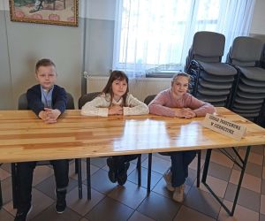 Dwie dziewczynki i chłopiec - nasza drużyna przy stole