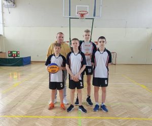 Czterej chłopcy - drużyna z naszej szkoły z nauczycielem wychowania fizycznego