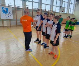 Sędzia wręcza naszej drużynie dyplom i nagrodę