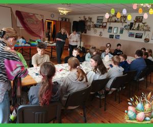 Uczniowie siedzą przy stole