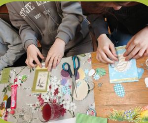 Uczniowie układają i przyklejają wybrane elementy na kartkę wielkanocną