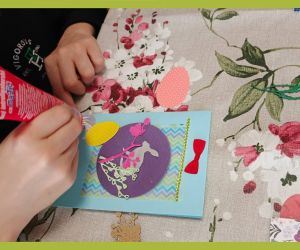 Uczeń przykleja jajko- pisankę na kartkę