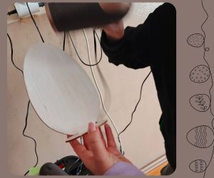 Uczeń suszy pomalowane jajko