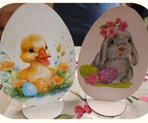 Jajka na podstawce zrobione przez uczniów