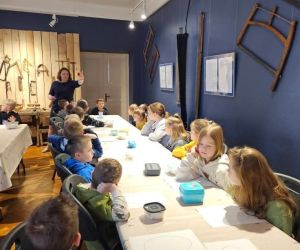 Pani tłumaczy dzieciom jak wykonać pisanki