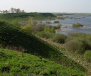 Zielona skarpa, w dole rozlewiska