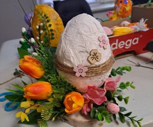 Na zdjęciu widoczny jest stroik wielkanocny.