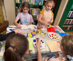 Na zdjęciu widoczne są dzieci malujące farbami.