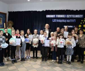 Na zdjęciu widoczni są uczestnicy Turnieju Czytelniczego wraz z opiekunami.